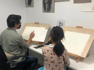 Art instructor teaching a private art lesson at Studio H Fine Art located in Irvine CA