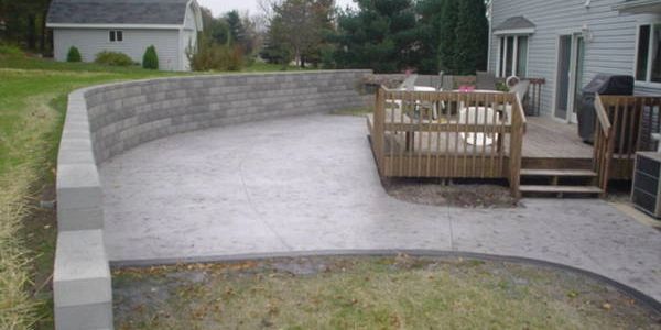 decorative concrete and backyard retaining wall