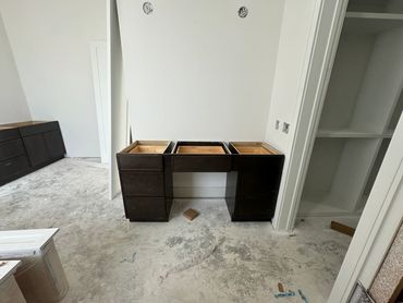 SLIM MOCHA SHAKER
MASTER BATH (MAKE-UP AREA)