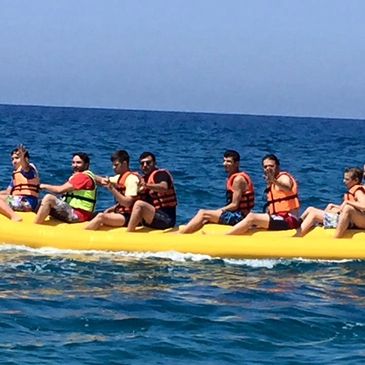Yazın Antalya' nın Alanya İlçesinde bulunan Otelimizde tatil programı kapsamında çocuklarımızla parasailing, Atv turu, aqua park gibi çeşitli aktiviteler yapıyoruz.

Yaz Tatili Kampımız
