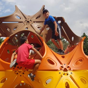 Oyun Parkı Aktivitesi
Çocuklarımız parkalar bulunan oyuncakları deyimleyerek hem eğleniyorlar hem de temel motor becerilerine katkı sağlıyor.