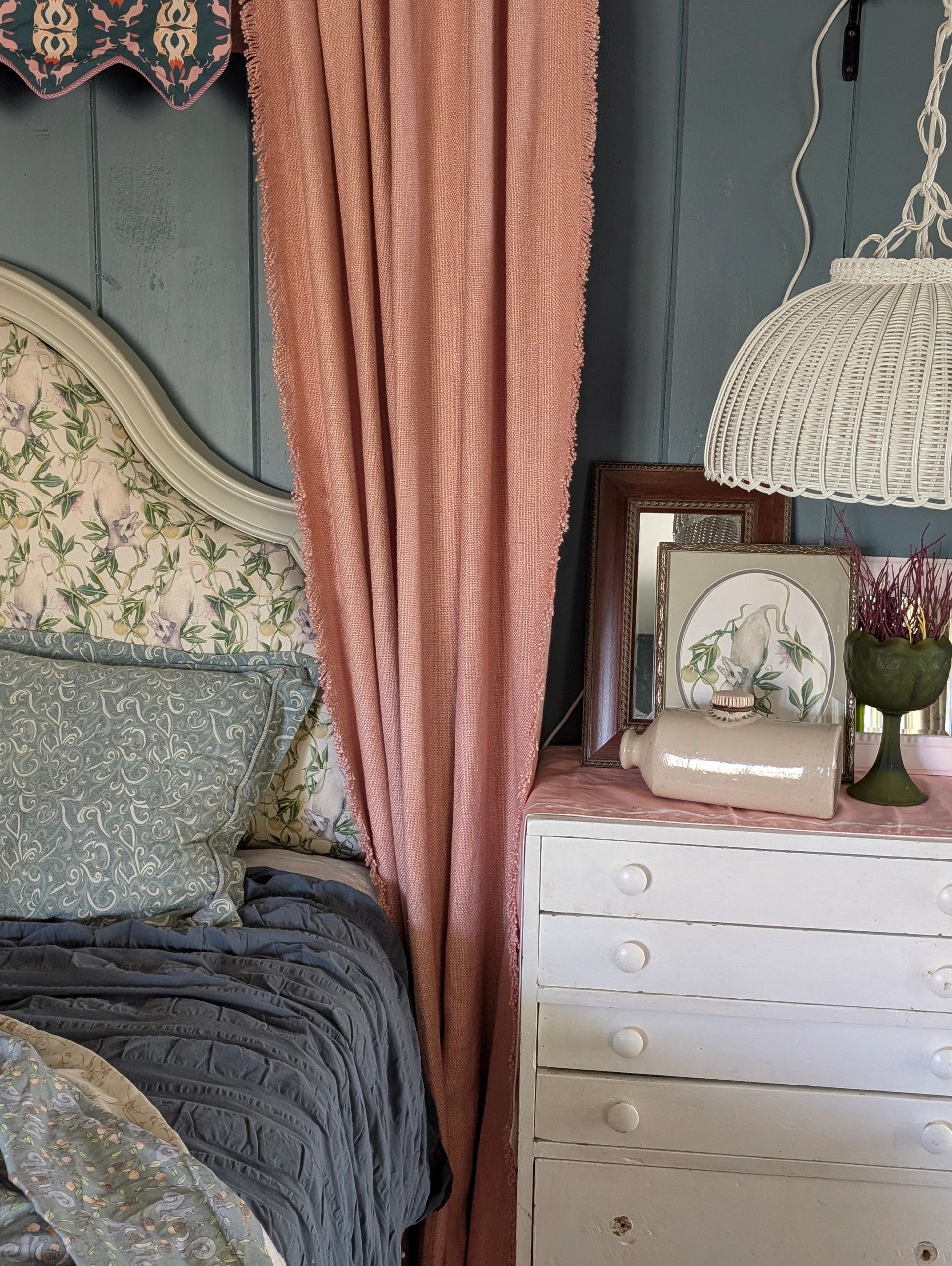 "Opossum O'Passiflora" on Normandy
Linen  graces this  framed headboard.