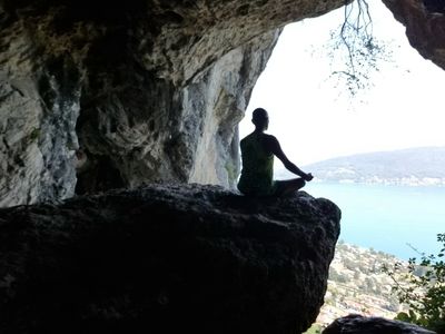 Meditation with Fernando Echeveste. His own practice includes Vipasana, TM and other techniques