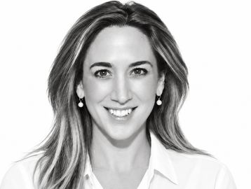 Retrato en blanco y negro de una mujer sonriendo.