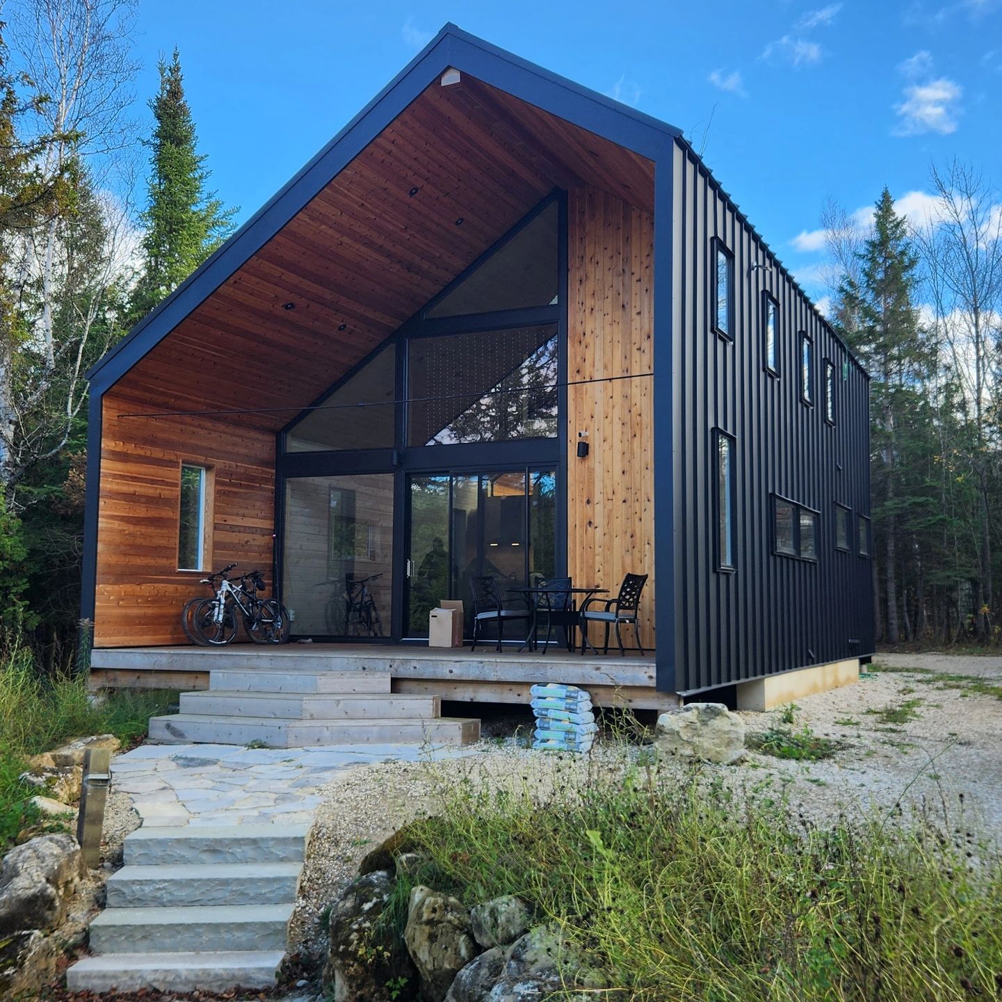This off-grid chalet is located in a remote area without access to services. The design incorporate