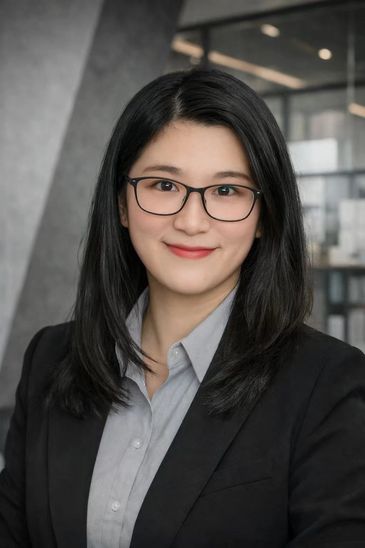 穿黑色西装和眼镜的亚洲女性职业照。