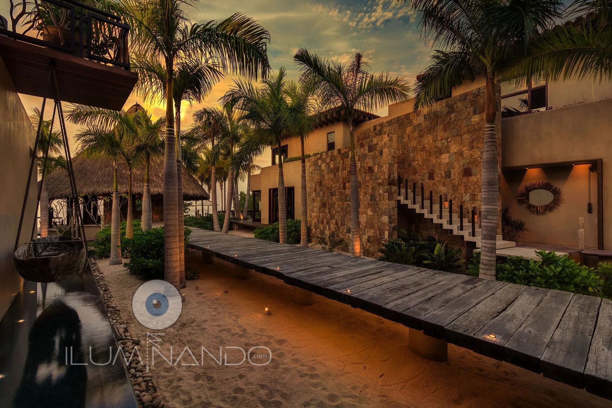 La iluminación bajo el puente crea un camino mágico en esta residencia en Punta Mita