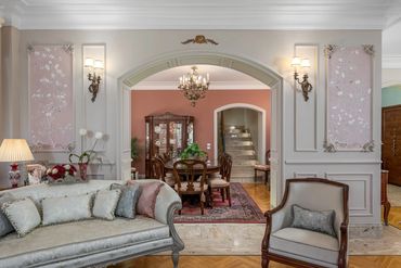 Arched opening from the salon through to the dining room — تصميم فيلات