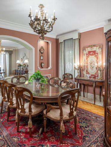 Terracotta dining room under a classical chandelier — تصميم غرف سفرة فيلات