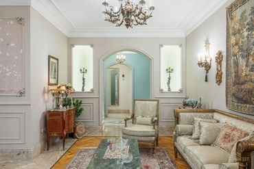 Pale salon with painted panelling and stained glass — تصميم صالونات