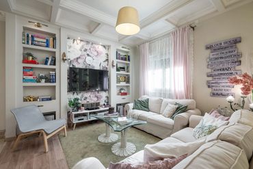 Family living room with fitted shelving and TV wall — تصميم غرف معيشة