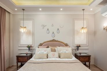 Principal bedroom with upholstered headboard — تصميم غرف نوم فيلات