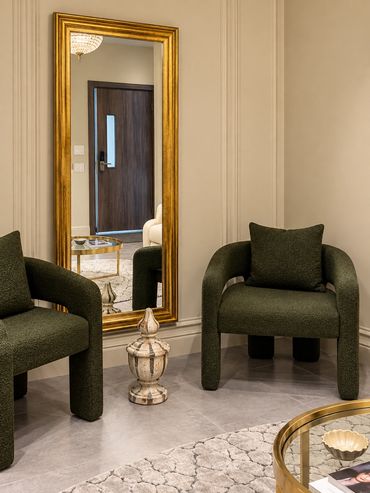 Olive boucle armchairs and gilt mirror - Deasalus Clinic, Mivida - تصميم عيادات