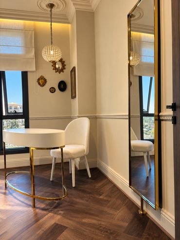 Consultation corner with Italian gilded wall pieces - Deasalus Clinic, Mivida - تصميم عيادات