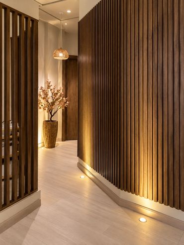 Entrance corridor, walnut wall - Empire Beauty Salon, New Cairo - تصميم صالون تجميل