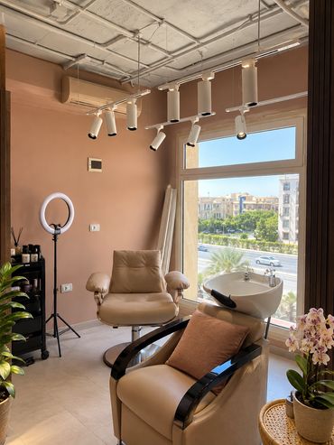 Hair wash station by the window - Empire Beauty Salon, New Cairo - تصميم صالون تجميل