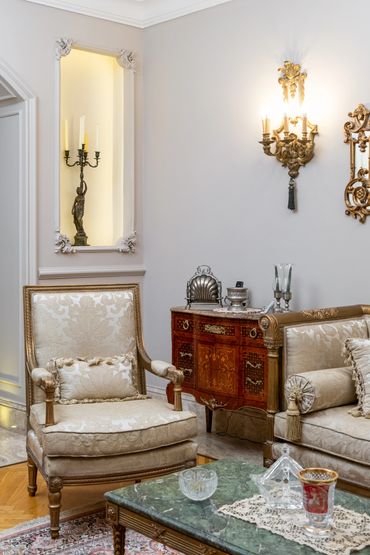 Pale salon with painted panelling and classic french furniture — تصميم صالونات فخم فيلا
