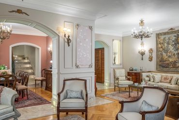 Pale salon with painted panelling and classic french furniture reception dining — تصميم صالونات فخم