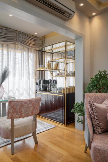 Breakfast corner with coffee corner and brass shelving — ركن إفطار