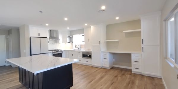 En CIOS Homes diseñamos y fabricamos cocinas que combinan:
• estética contemporánea
• materiales du