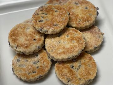 welsh cakes with currants and mace.