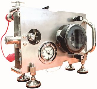 Atmos leak calibration manifold