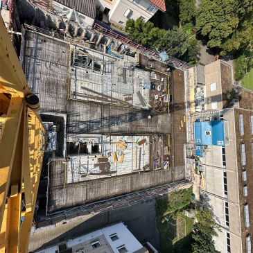 Bau einer großen Betonstruktur aus der Vogelperspektive.
