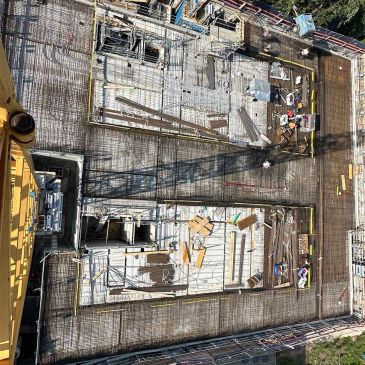 Bau einer Betonplatte auf einer Baustelle mit Arbeitsgeräten.