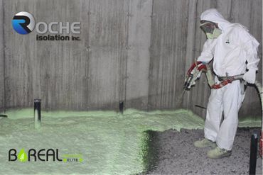 spécialiste qui isole un plancher au polyuréthane giclé