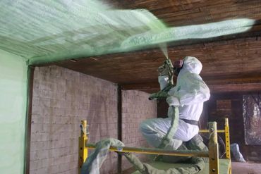 Spécialiste qui gicle l'isolation en polyuréthane au plafond