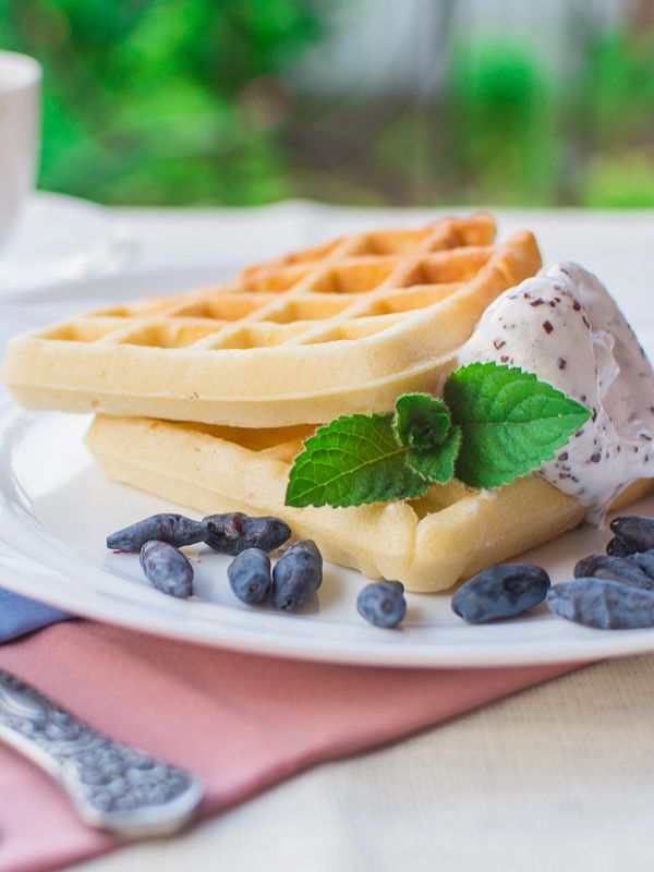 Gofres con helado y moras.