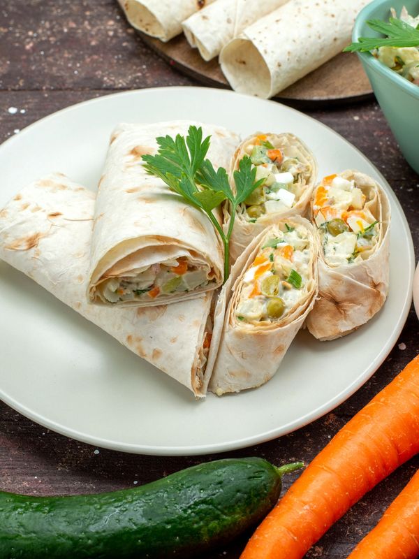 Wraps con ensalada de vegetales y mayo.