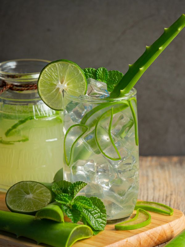 Bebida refrescante con aloe vera, lima y menta.