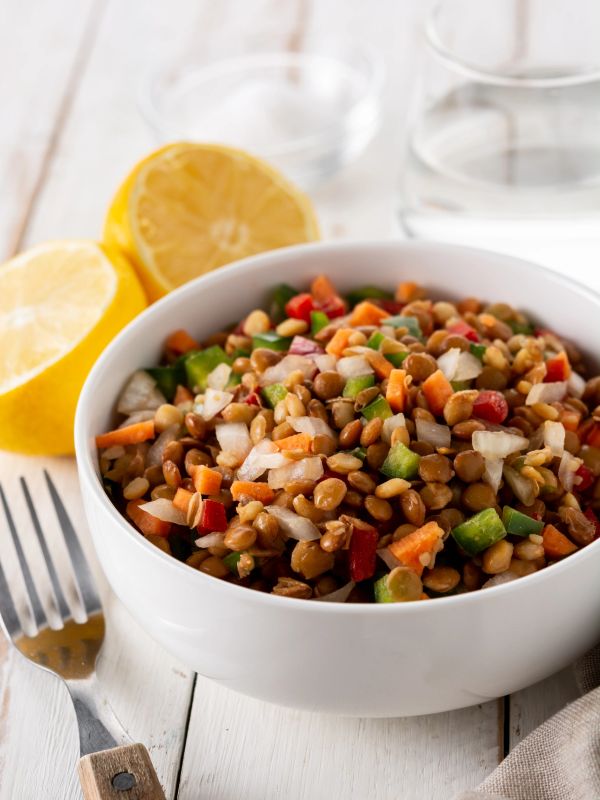 Ensalada de lentejas con verduras frescas.