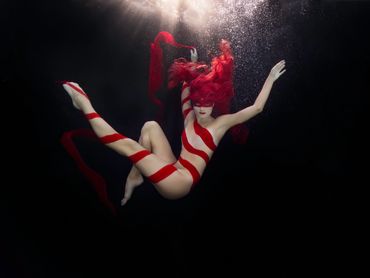 Underwater body painting portrait session