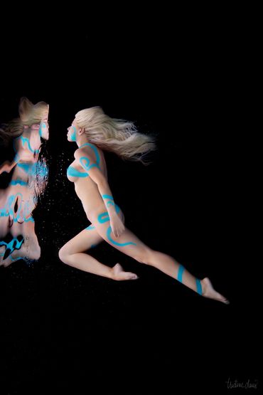 Body painting underwater photography session