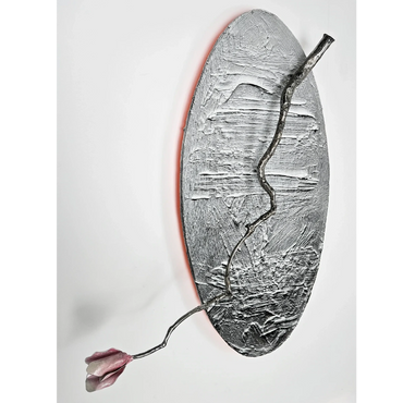 peinture grise avec une branche de magnolia en acier inoxydable