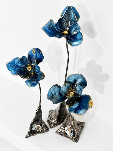 Pavot bleu triptyque de Jeff Alarie, sculpture florale contemporaine en acier et feuille d’or