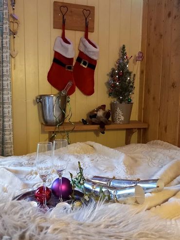 Cosy cabin with hot tub near cotswolds