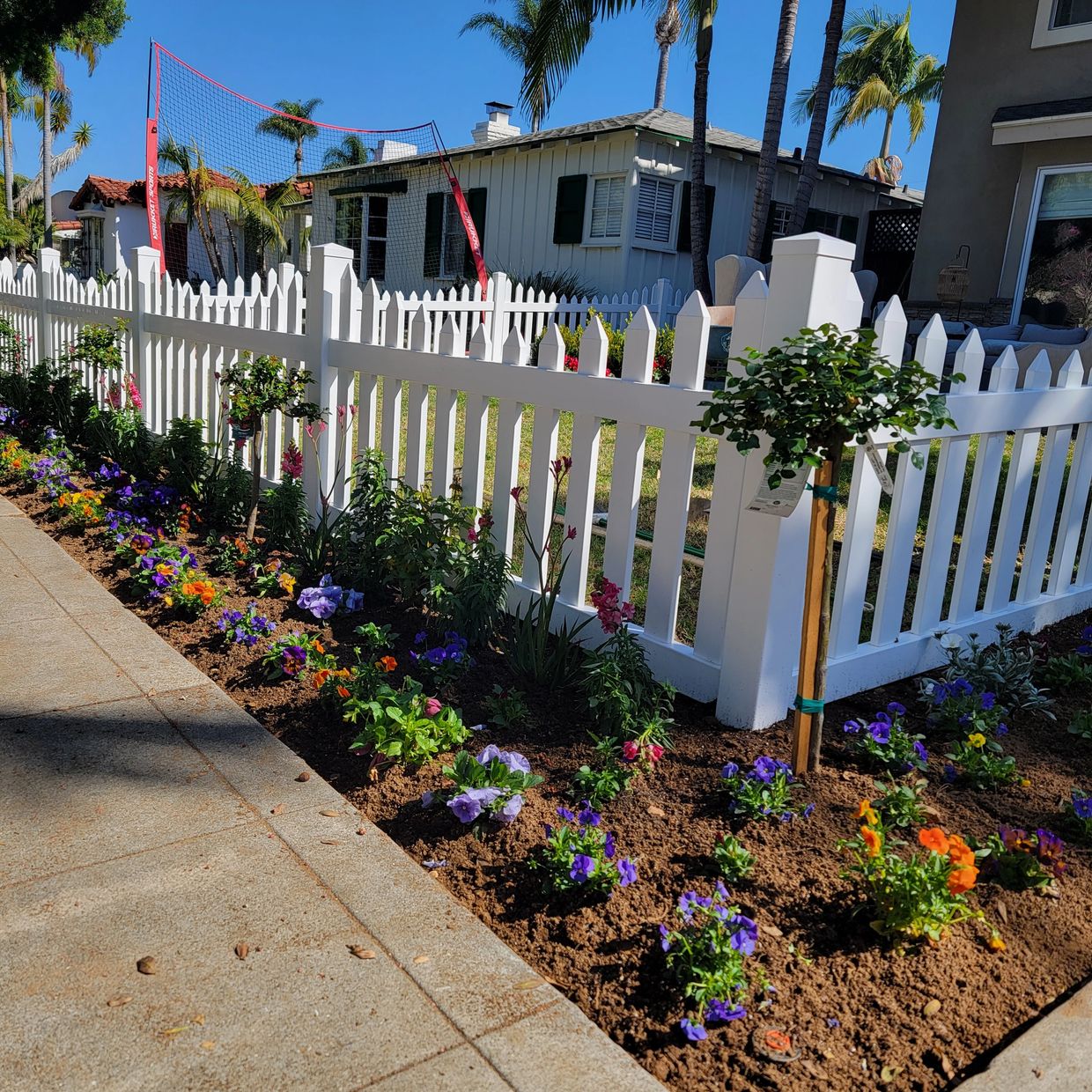 3.5' white scallop picket vinyl fence