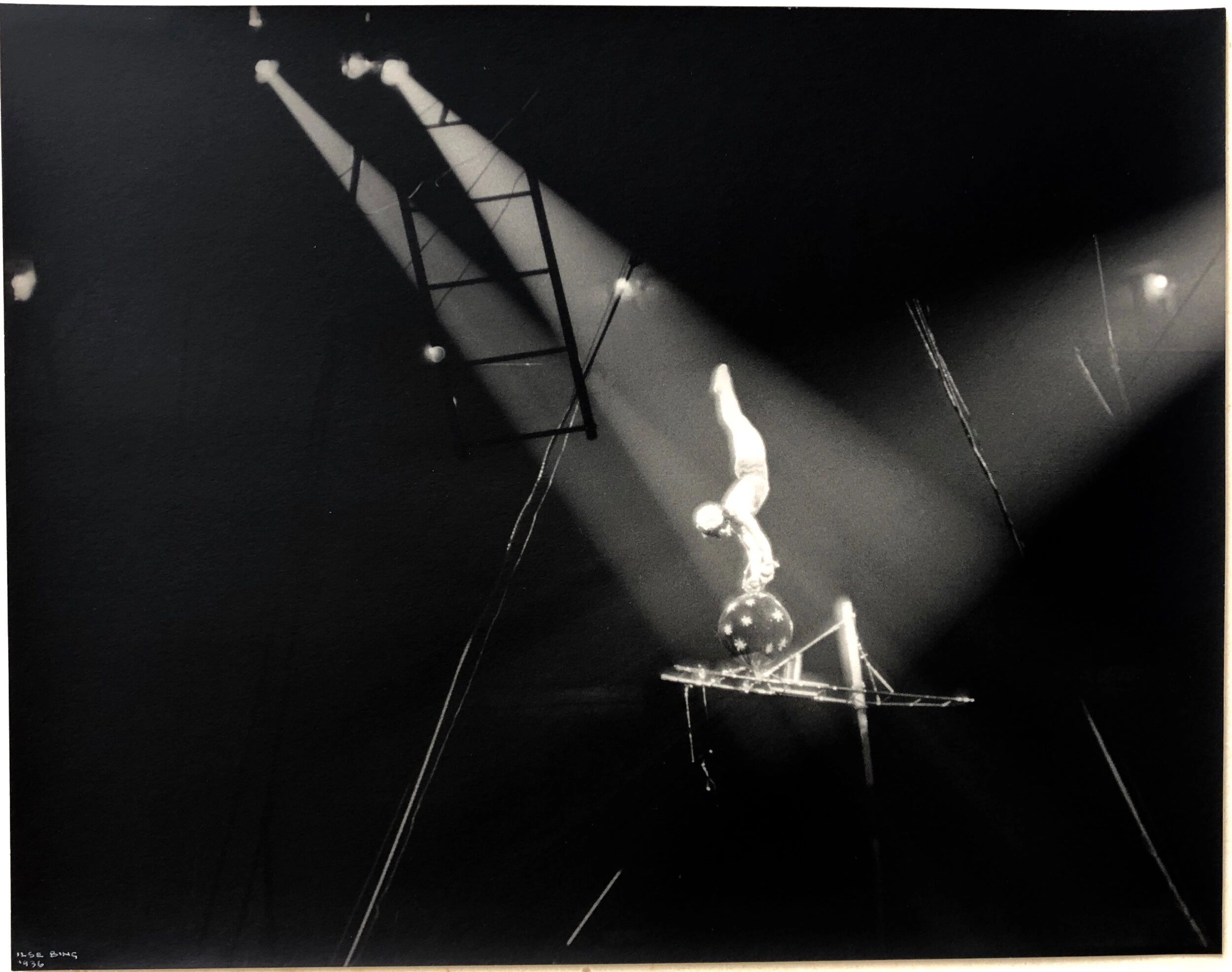 Bing, Ilse. Trapeze Artists, 1936. Disponível em: <https://www.moma.org>