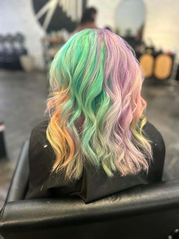 Pelo rizado teñido en colores pastel.
