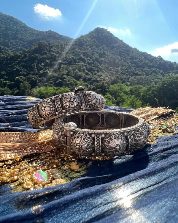 這款古董銀庫奇由阿富汗銀匠精心製作而成。這個圖案以曼陀羅花為主題,雕刻呈現立體圓花於銀飾上。對稱和精緻的結構被視為自然的藝術之美,同時亦象徵個人成長和覺醒。
🩶 材料:銀
🩶 尺寸:
6