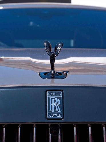 Rolls Royce Ghost 2 badge and statue
