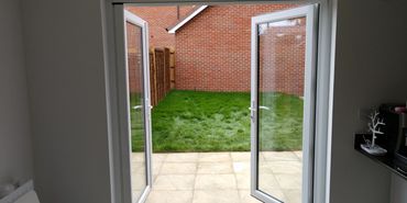 Retractable fly screen