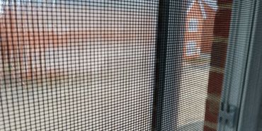 Retractable fly screen on door