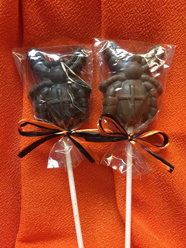 Milk or Dark spider pop with tied in halloween colors.