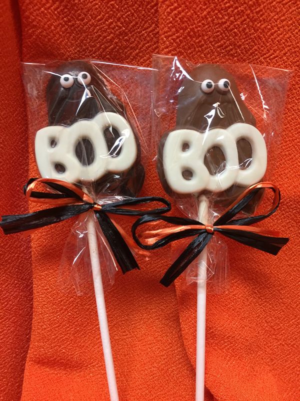 Milk or dark ghost pop with white chocolate "BOO" written underneath. Tied in halloween colors.