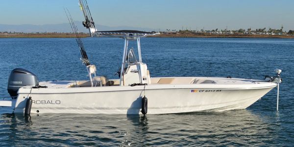 The Robalo 246 cayman sitting on anchor mode