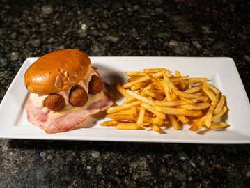 PAN CON CROQUETAS - CROQUETTE SANDWICH